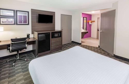Sharpstown Hotel | La Quinta Inn & Suites by Wyndham Houston Southwest