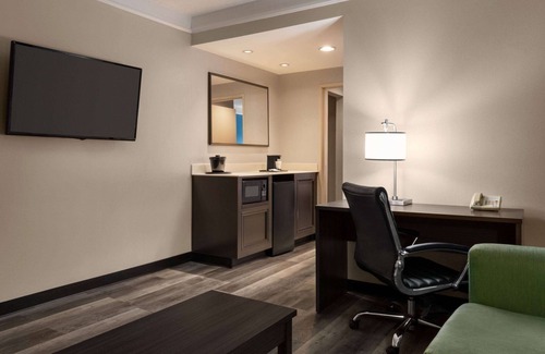 Madison Hotel | La Quinta Inn & Suites by Wyndham Madison American Center