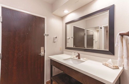 Powell Hotel | La Quinta Inn & Suites by Wyndham Knoxville North I-75