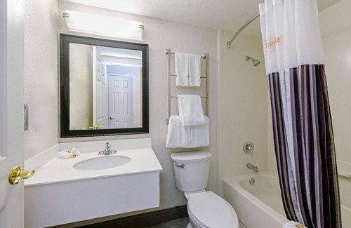 Kenner - Louis Armstrong International Airport Hotel | La Quinta Inn & Suites by Wyndham New Orleans Airport
