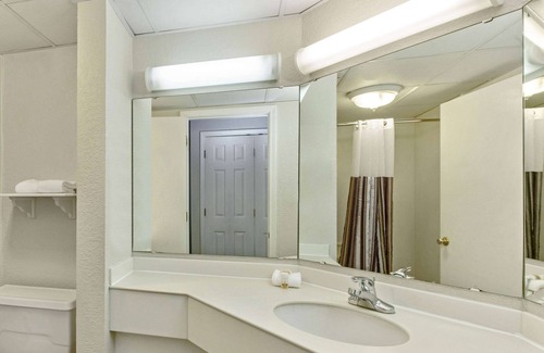 Kenner - Louis Armstrong International Airport Hotel | La Quinta Inn & Suites by Wyndham New Orleans Airport