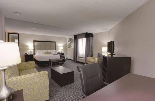 Romulus Hotel | La Quinta Inn & Suites by Wyndham Detroit Metro Airport
