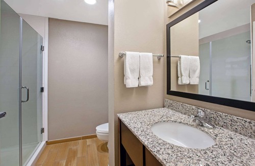 Romulus Hotel | La Quinta Inn & Suites by Wyndham Detroit Metro Airport