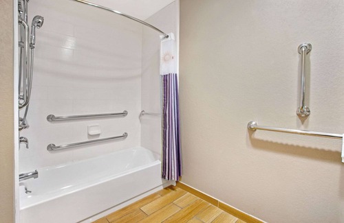 Romulus Hotel | La Quinta Inn & Suites by Wyndham Detroit Metro Airport