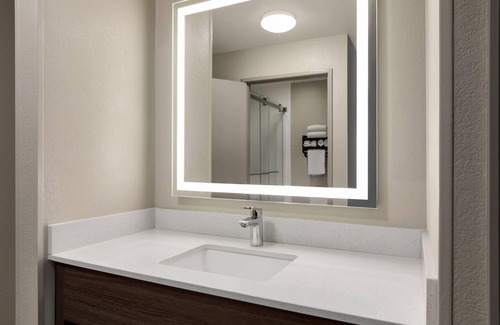 Peru Hotel | La Quinta Inn & Suites by Wyndham Peru Starved Rock St Park