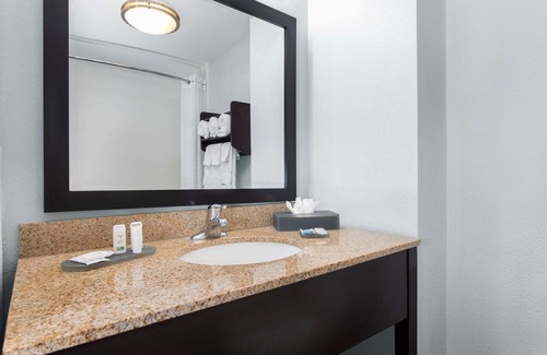 Bonita Shores Hotel | La Quinta Inn & Suites by Wyndham Bonita Springs Naples N.