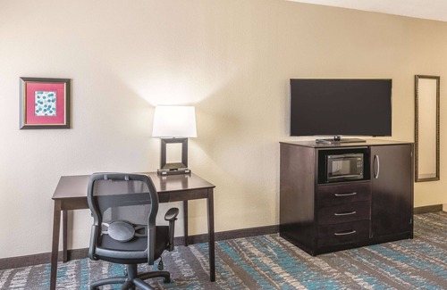 South Arlington Hotel | La Quinta Inn & Suites by Wyndham Dallas Grand Prairie South