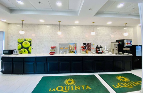 Mount Laurel Hotel | La Quinta Inn & Suites by Wyndham Mt. Laurel - Philadelphia
