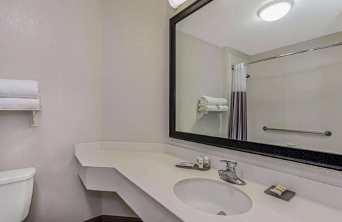 Airport North Hotel | La Quinta Orlando | 1 King Bed | Free Shuttle & Breakfast | Onsite Pool | Gym