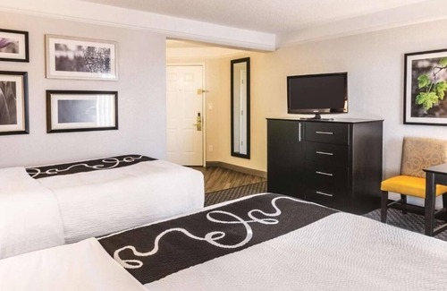 Airport North Hotel | La Quinta Orlando | 2 Full Beds | Family-Friendly | Free-Shuttle | Pool