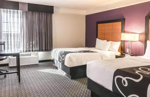 Airport North Hotel | La Quinta Orlando | 2 Full Beds | Family-Friendly | Free-Shuttle | Pool