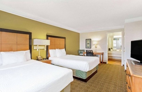 Orlando Hotel | La Quinta Orlando Airport West | 2 Double Beds | Budget-Friendly Stay | Pool