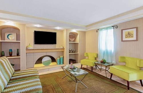 Orlando Hotel | La Quinta Orlando Airport West | 2 Double Beds | Budget-Friendly Stay | Pool