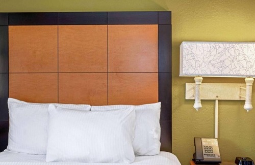 Orlando Hotel | La Quinta Orlando Airport West | 2 Double Beds | Budget-Friendly Stay | Pool