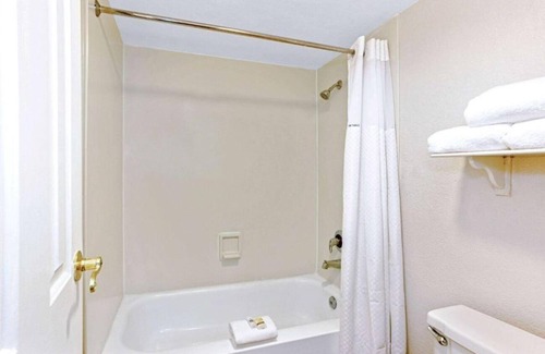 Orlando Hotel | La Quinta Orlando Airport West | Deluxe King | Free Parking & Breakfast