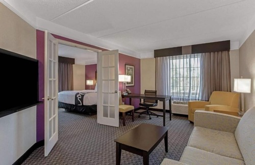 Airport North Hotel | La Quinta Orlando | King Suite | Sofa Bed | Free Breakfast & Shuttle | Pool