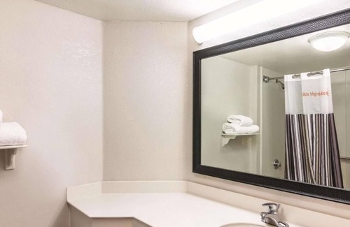 Airport North Hotel | La Quinta Orlando | King Suite | Sofa Bed | Free Breakfast & Shuttle | Pool
