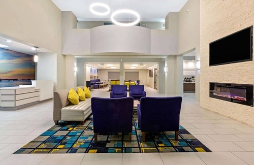 Harbor Hotel | La Quinta Inn & Suites by Wyndham NE Long Beach/Cypress