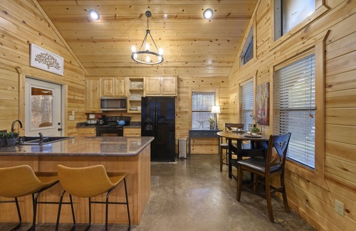 Broken Bow Cabin | LA ROCA - Luxury Honeymoon Cabin, Hot Tub, Outdoor Fireplace, Walk to Dining!