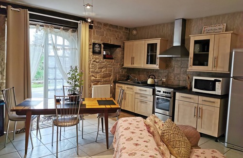 Grusse Apartment | La Roche St Roch, est un Loft Situé Dans un Village Vigneron 🦋
