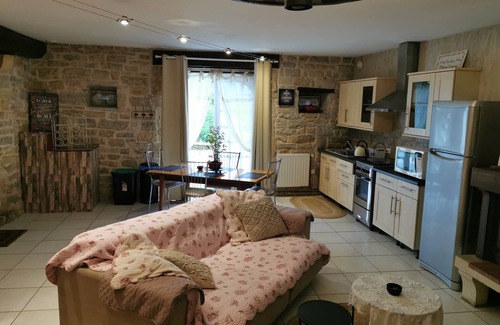 Grusse Apartment | La Roche St Roch, est un Loft Situé Dans un Village Vigneron 🦋