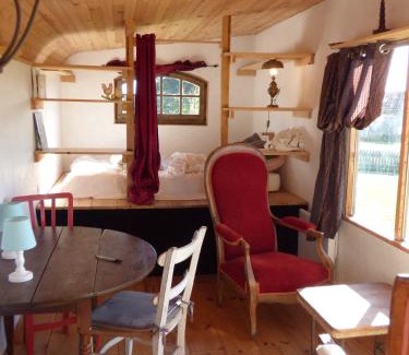 Puy-l'Eveque Other | la Roulotte de la Borde