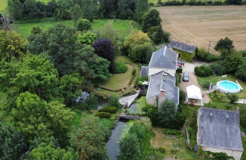 Le Vieil-Bauge Cottage | La roulotte du moulin de palet bleu ciel