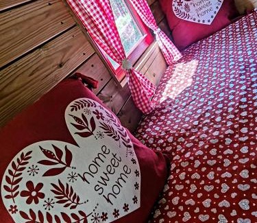 Valgorge Ski Chalet | La roulotte rose rouge