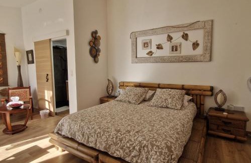 Orry-la-Ville House | La sérénité Balinaise, chambre et sdb privée, jardin , piscine en saison, près de Chantilly, parc Astérix et CDG et Paris en 20'