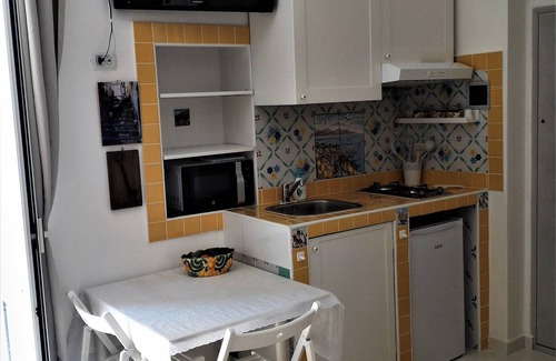 Raito Apartment | LA SCALINATELLA studio apartment with sea view, parking and bus stop in front of the house