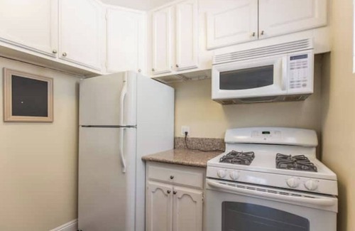 Reseda Apartment | LA Studio w/Gated Parking-Amazing Location & Value