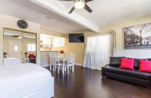 Reseda Apartment | LA Studio w/Gated Parking-Amazing Location & Value