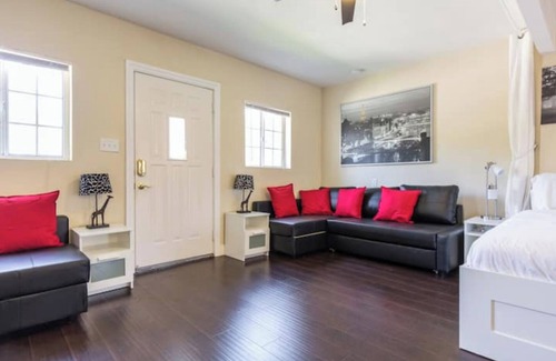 Reseda Apartment | LA Studio w/Gated Parking-Amazing Location & Value