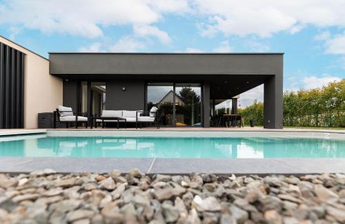 Sainte-Croix-en-Plaine Villa | La Sublime villa avec piscine