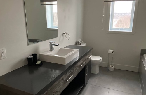 Saint-Romuald Apartment | La Suite | Condo Summ