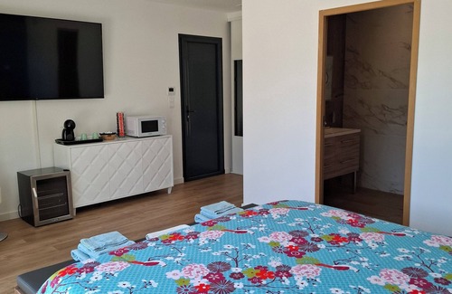Arsac Bed & Breakfast | La suite de la route des vins, a chic and cosy haven of peace, with terrace.