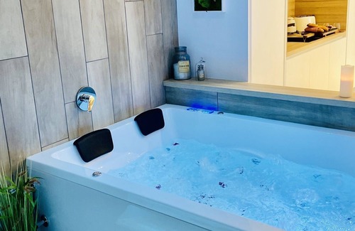 Saint-Laurent-dAndenay House | La Suite spa du Moulin