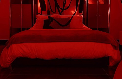 Bouc-Bel-Air House | La suite miroir, La suite miroir, love room with jacuzzi between Aix and Marseille.