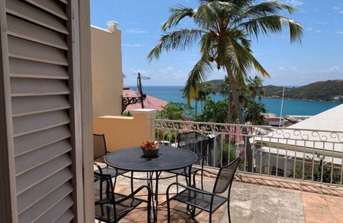 Estate Queens Quarter House | La Terazza w/Queen Bed
