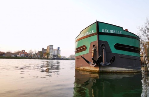 Pont-sur-Yonne Boat Rental | La Timonerie d'une péniche sur l'Yonne - (The wheelhouse of a barge on the Yonne River) - (in French)
