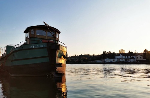 Pont-sur-Yonne Boat Rental | La Timonerie d'une péniche sur l'Yonne - (The wheelhouse of a barge on the Yonne River) - (in French)