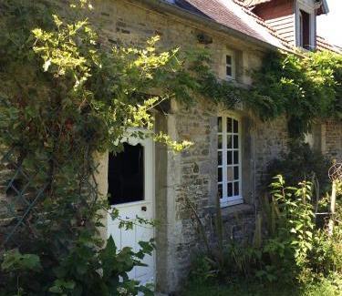 Surville House | La Tireliere, longère bord de mer avec jardin