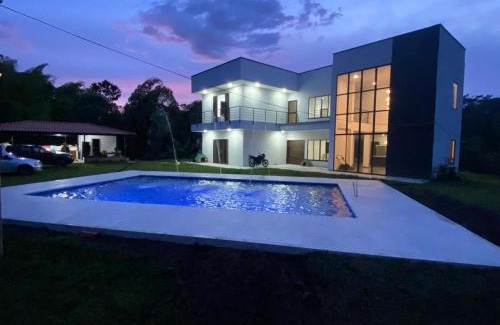 Alcala Ski Chalet | La Toacana, Casa de Verano, Moderna y Espaciosa