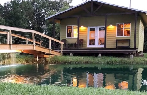 Breaux Bridge House | La Tortue, 1 bedroom pond-front cottage in walking distance of all things Cajun