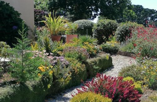 Plozevet Bed & Breakfast | La Tour du Bois Dormant