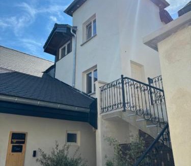 Saint-Genix-sur-Guiers Hotel | La tour du château