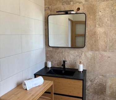 Saint-Genix-sur-Guiers Hotel | La tour du château