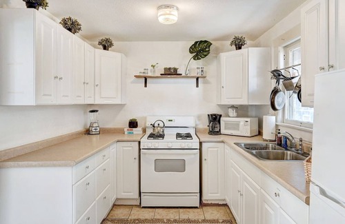 Holly House | La Treehouse | Cozy East Side Stay | Full Kitchen