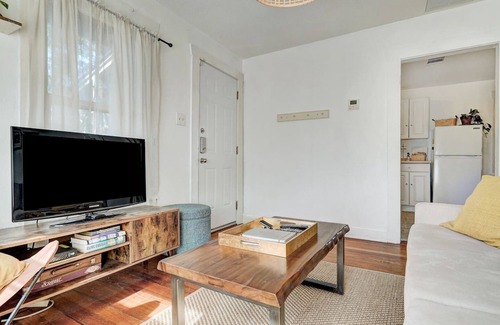Holly House | La Treehouse | Cozy East Side Stay | Full Kitchen