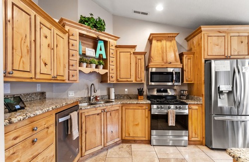 La Verkin House | La Verkin 153 | Private Pool, Spacious Backyard, Game Room, and Near Zion National Park